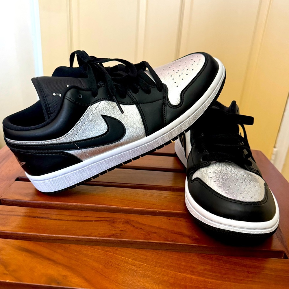 NEVER WORN AIR JORDANS black and silver metallic